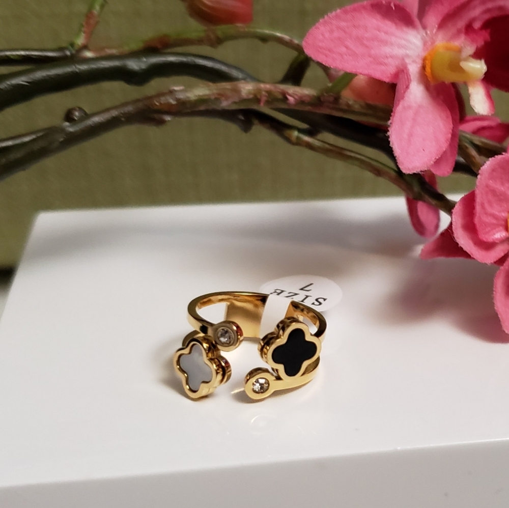 Black & White Clover Ring